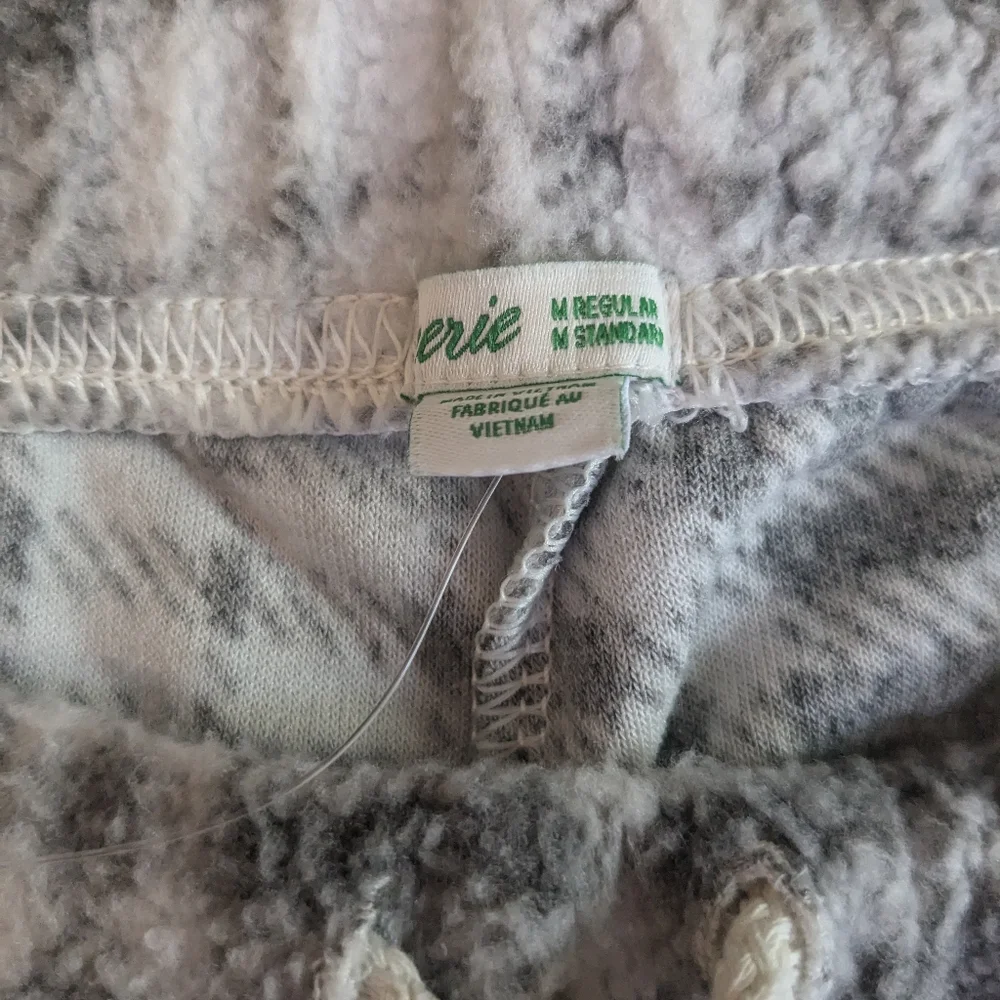 Aerie NWT Gray Plaid Fleece Joggers size M - Picture 2 of 4